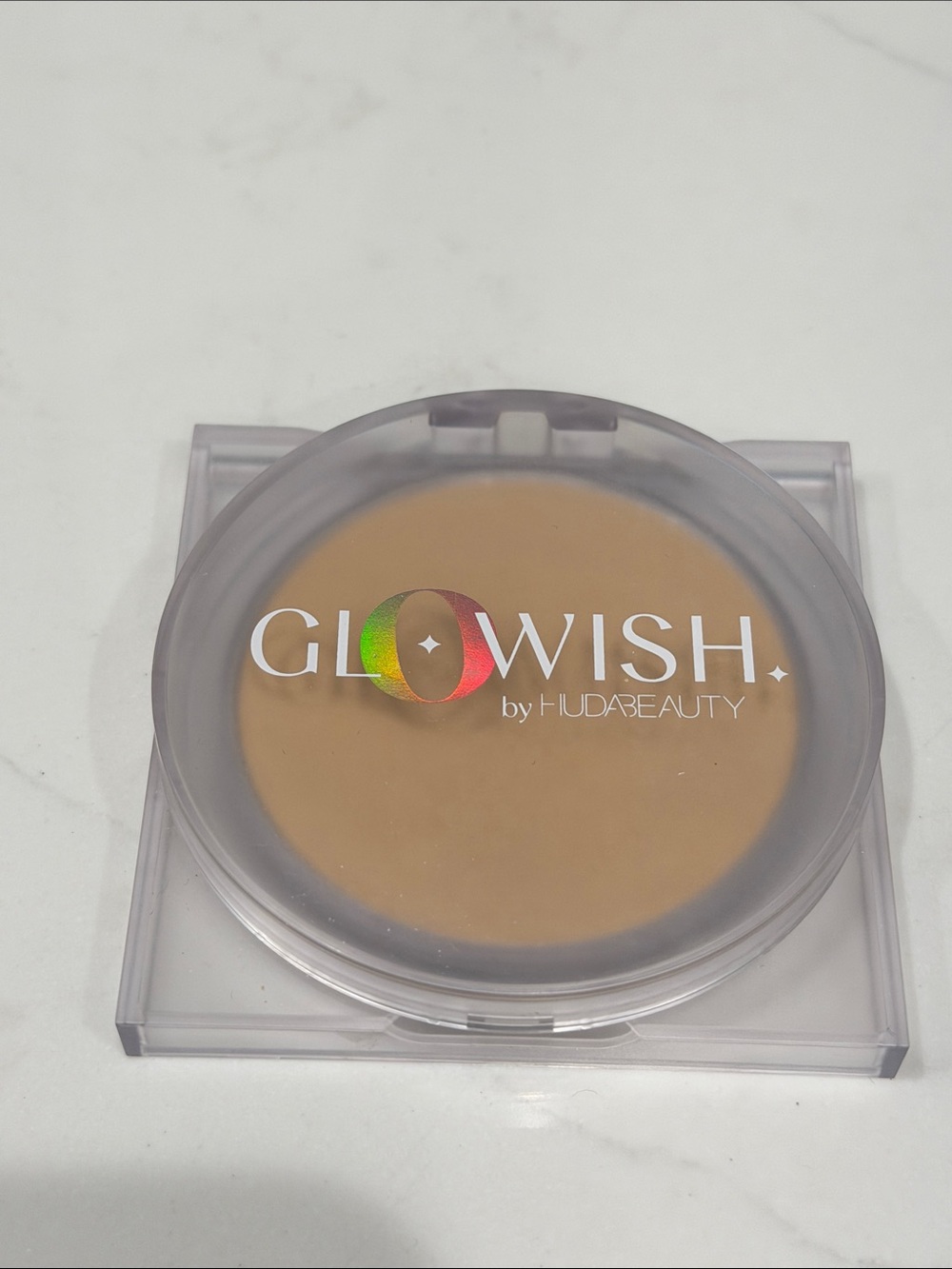 Huda Beauty Glowish Luminous pressed powder in 02 fair light